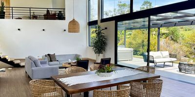 Casa en venta en unidad cerrada sector tranquilo, campestre y de poco flujo vehicular. Piso en madera, dos niveles, sala y comedor independiente, estudio, biblioteca, estar de tv, 3 alcobas con baño en cada una, jacuzzi, cocina integral abierta, alcoba y baño de servicio, balcon, terraza, jardin y parqueaderos independientes cubiertos. Cuenta con bbq, minibar, sistema de 8 camaras y sensores de movimiento, zonas verdes y porton de ingreso. Conjunto cerrado con vigilancia 24 hrs, citofonia, alarma y circuito cerrado de tv. *Inmuebles sujetos a verificación de disponibilidad.*