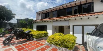 ¡Excelente Oportunidad para inversión! CASA COMERCIAL EN VENTA ubicada en sitio estratégico de la ciudad para uso empresarial, residencial o comercial, con un área construida 298 mts2 distribuidos en tres niveles.  Cuenta con 2 garajes cubiertos, 3 baños, área social, zona abierta con una pequeña habitación para deposito o cuarto de estudio y patio, 5 habitaciones u oficinas, según se desee,  terraza . Este inmueble esta situado en una zona tranquila, segura, cerca a una de las más  importantes avenidas de la ciudad, por lo que permite fácil acceso. 
