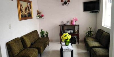 Casa con excelentes acabados en dos niveles disponible para la  venta en la Ceja Antioquia, con un área de  96 m2,  más 28 metros de antejardin,  3 alcobas cada una con closet, 2 baños, sala, comedor, cocina integral abierta, balcón, patio de ropas, garaje cubierto, y posibilidad de hacer manzarda.