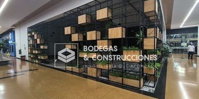 En Bodegas y Construcciones tenemos disponible local ubicado en el municipio de Envigado, en centro comercial sector del escobero, con ubicación privilegiada, en la zona de comidas del centro comercial, un local perfecto para restaurantes a mantel, la locación brinda una gran visibilidad a su marca, es un local abierto para que se pueda aprovechar y deje volar la imaginación para su negocio, sin duda una oportunidad para ese emprendimiento gastronómico en un centro comercial con mucho potencial, no dude en llamarnos para visitar este inmueble. 