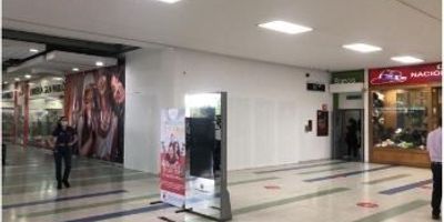 Local  excelente vitrina comercial, para ropa, calzado, venta de productos de tecnología, etc.