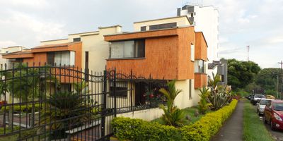 Casa esquinera espectacular en conjunto cerrado, remodelada, muy amplia y con excelente iluminación. Incluye dos parqueaderos cubiertos, cuarto para gimnasio, cocina con lavavajillas. El conjunto tiene piscina y juegos infantiles. Se encuentra en una excelente ubicación, cerca del centro de Pereira, de supermercados, de centros comerciales y a una cuadra de estación del Megabús.