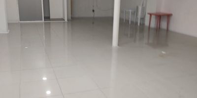 Amplio local comercial para arriendo en Bello, Antioquia. Ubicado en el primer piso del barrio La Cabañita, este inmueble de 105 m² construidos es ideal para su negocio. Dispone de 2 baños y 1 parqueadero, ofreciendo comodidad y funcionalidad. Se encuentra en un sector de estrato 3, con fácil acceso y buena visibilidad. El canon de arriendo es de $4,000,000. Una excelente opción para establecer su empresa en Bello. Para más detalles o coordinar una visita, puede contactarnos por WhatsApp o consultar las opciones de teléfono.