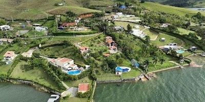 Espectacular casa en Calima - El Darien. Cuenta con un área de lote : 3950 m2. Area construida: 800 m2 promedio.
La casa principal: 4 alcobas con sus respectivos baños y closet, balcones. Sala, comedor, cocina integral, baño social. Además: Sala de tv, Sala pequeña para juegos de mesa y Chimenea.
Zona húmeda completa: Jacuzzi, turco, sauna, ducha y baño. Piscina climatizada, Kiosko con bbq, Zona de juegos infantiles, brincabrinca,
Muelle, Rampla con winche Electrico para movilizar embarcaciones, Cancha de fútbol pequeña con iluminacion.

Casa casero:
4 habitaciones, baño y ducha , dos cuartos útiles. Sala, comedor, cocina y patio de ropa. Portería con puerta Electrica. Parqueadero cubierto para 3 vehículos, y hangar pequeño para cuatrimotos, hangar para lancha. Asador en acero inoxidable a gas para cochinillo y Planta eléctrica a gas
Se entrega totalmente dotada y amoblada en la dotacion incluye 2 guadañas, motosierra, asador a gas en la piscina, asador a gas en la casa principal, planta a gas para la luz , equipo de sonido, calentador a gas para el agua de la casa principal, calentador a gas para el jacuzzi.