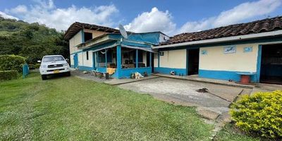 Finca en Arabia - Pereira para venta. Con 108800m2 de terreno y 600m2 de construcción, esta propiedad cuenta con agua del cómite de cafeteros del Quindío y agua de acueducto Verdal, además de 3 nacimientos propios. Con 2 casas, bodega, cuarteles de trabajadores y beneficiadero de café. Además, cuenta con sembrados de aguacate papelillo y café variedad castillo, así como 4000 mts2 planos para construir la casa de tus sueños con piscina incluida.