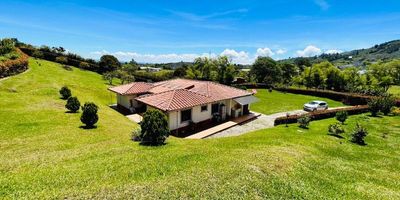 Codigo 21121. Finca en venta ubicada en El Carmen De Viboral sector Vereda El PlanHermosa finca rodeada de naturaleza, arboles frutales y con espectacular vista panoramica. Descripción general: 4 habitaciones, 1 vestier, 3 closet, 4 baños, Salon - comedor, cocina abierta, Biblioteca o estudio, Estar de alcobas, Parquedero para 10 carros, Cuarto útil, Agua veredal, Parque Infantil y Zonas verdes. 