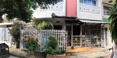 casa de  dos plantas   consta  de un apartamento en el segundo piso que tiene dos alcobas  , sala comedor , un baño balcon   zona de ropas ,  primer piso la casa cuenta  con tres habitaciones dos baños  , sala comedor , cocina  zona de labores , patio terraza , espacio para prqueo de un carro - la entrada  al aprtamento esta independiente del primer piso . 