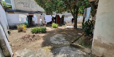 casa -lote en venta  ubicada en sector mixto , consta de 5 habitaciones , 4 baños , sala comedor patio , traspatio ,  deposito en el patio , arboles frutales , amplio espacio ,ideal para construcciones , como edificios  de oficinas  o para inversionistas . 