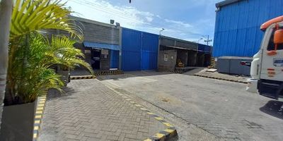 Amplia bodega en venta en Cartagena, Bolívar, ubicada en el barrio BR LOS CORALES. Este inmueble industrial cuenta con un área construida de 6.767 m², ofreciendo un espacio versátil para diversas operaciones. La propiedad incluye un lote de 3.812 m², una bodega principal de 2.344 m², y dos edificios de 304 m² cada uno, destinados a uso operativo y administrativo. Con un precio de venta de $5.700.000.000, es una excelente oportunidad para empresas que buscan expandirse o establecerse en Cartagena. Para conocer más detalles de esta bodega industrial, puedes contactarnos por WhatsApp, solicitar que te contactemos o ver los teléfonos disponibles.