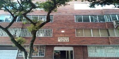 Cod.3665 OFICINA AMPLIA, DOS ESPACIOA, BAÑO REMODELADO, TERRAZA GRANDE, VIGILANCIA DE DIA. EXCELENTE SECTOR, MUY COMERCIAL