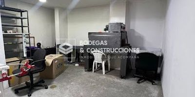 Bodega en dos niveles en sector del sur, sobre via principal, excelente vitrina, con area de parqueaderos privados, pisos reforzados, energia trifasica, area de oficinas, malacate, cerca al parque de sabaneta, bodega disponible para arriendo y venta