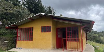 Casa finca en Gachancipá, Vereda San Bartolomé. Finca el Roble al lado de la escuela San Bartolomé. La casa tiene 58m, salón comedor, cocina americana, cuarto de lavandería, 2 habitaciones y 1 baño. Así mismo cuenta con espacio de garaje cubierto y depósito. La finca cuenta con 1600 m2 verdes, quebrada en medio natural y 2 pozos de agua, acueducto vereda y luz. dos accesos para vehículos. Hermosas vistas y muy tranquilo