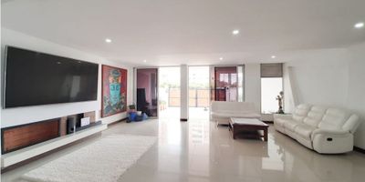 Casa para la venta en el sector de los colegios

Cuenta con tres habitaciones, la principal con vestier, balcón y baño, las auxiliares con clóset, estudio con clóset de linos, dos baños, sala comedor, cocina integral, zona de ropas, parqueadero doble, portada eléctrica y sistema de cámaras.

Apartamento independiente en el tercer piso, cuenta con una habitación, un baño, cocina integral y salón.
