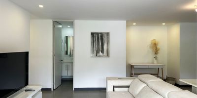 Apartamento amoblado en arriendo en unidad cerrada cerca a supermercados de cadena, restaurantes, rutas de transporte y servicios complementarios. Cuenta con piso en porcelanato y madera, sala comedor, estar de tv, 3 alcobas con baño en la principal, jacuzzi, cocina integral abierta tipo americano, balcon y parqueadero cubierto. Piscina, gym, sauna, parque infantil, placa polideportiva, cancha de squash, zonas verdes, vigilancia 24 horas, citofonia y circuito cerrado de tv. *Inmuebles sujetos a verificación de disponibilidad.*
