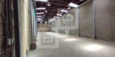 BODEGAS Y PROYECTOS tiene Magnifica Bodega para Alquiler en BELLO el cual cuenta con 352 mtrs2, puerta camion tipo Cortina, piso en concreto reforzado, doble altura, energia Bifasica con opciones de convertir a trifasica, oficina de negocios, puerta  de acceso peatonal,  2 baños, bañera, cocina integral, gas natural, cuenta con lavadero y zona de ropas, rejas con cantonera electrica de seguridad para acceso al 2 nivel, excelente Iluminacion artificial y luz dia, zona comercial mixta, con alto flujo peatonal, cercana a rutas de transporte urbano y parque principal de BELLO, ideal para almacenaje, E-comerce o empresa de confecciones.
