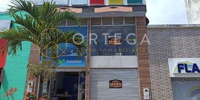 Se arrienda local de 2 niveles, área 150m2, cuenta con 2 baños, zona de cafetería, piso en duro piso, amplia terraza, puerta en vidrio y puerta de persiana, servicio de agua y luz, excelente ubicación.