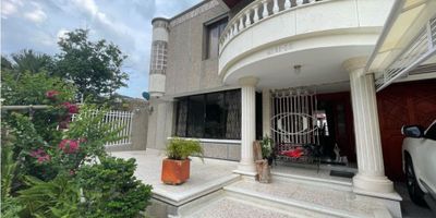 Casa ubicada en el barrio Ciudad Jardin, cuenta con un area construida de 294mt2, 4 alcobas, 4 baños, 2 estudios, cuarto con baño de servicio, sala amplia, comedor, cocina integral, zona de labores independiente, balcon, patio con kiosko, garage y parqueadero externo cubierto, casa amplia remodelada con muy buenos acabados, excelente zona residencial.
