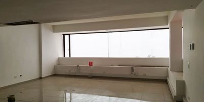 Consultorio u oficina en arriendo y venta en centro comercial con facil acceso a gran variedad de servicios complementarios a pocas cuadras de la estacion del metro y rutas de transporte publico. Piso en porcelanato, 1 espacio, cocineta, cableado de red, techo cielo raso, aire acondicionado central, y parqueadero cubierto. Cuenta con vigilancia 24 hrs, citofonia, parking para visitantes con costo, baños comunales y circuito cerrado de tv. *Inmuebles sujetos a verificación de disponibilidad.*