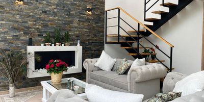 Casa en arriendo en unidad cerrada sector campestre, centros comerciales, iglesias, restaurantes y servicios complementarios. Piso en ceramica y madera, dos niveles, chimenea, sala y comedor independiente, estudio, biblioteca, estar de tv, 3 alcobas con baño en la principal, cocina integral abierta, terraza, jardin y parqueaderos independientes cubiertos. Conjunto cerrado con gimnasio, salon social, sauna, turco, parques infantiles, placa polideportiva, vigilancia 24 hrs, citofonia, alarma, y circuito cerrado de tv *Inmuebles sujetos a verificación de disponibilidad.*