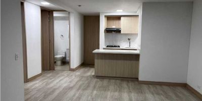 Apartamento para el arriendo de tres habitaciones con clóset, baño social, sala comedor, cocina integral, zona de ropas, balcón y parqueadero.

En sector campestre, con excelentes acabados, cómodas vías de acceso, cerca a restaurantes, supermercados, transporte público y estación de gasolina.
