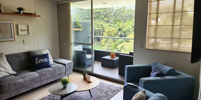 Apartamento amoblado en arriendo en unidad cerrada. Vía principal con rutas de transporte publico y un gran desarrollo urbanístico. Piso en ceramica, sala comedor, 2 alcobas con baño en la principal, cocina integral abierta tipo americano, balcon y parqueadero cubierto. Piscina, gym, salon social, parque infantil, cancha de squash, zonas verdes, vigilancia 24 horas, citofonia y circuito cerrado de tv. *Inmuebles sujetos a verificación de disponibilidad.*