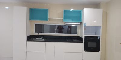 Casa en venta, sector CIUDAD JARDIN. 550m2, terraza enrejada, sala comedor, estudio, cocina integral, 4 alcobas. baño en la alcoba principal, paño auxiliar, alcoba y baño de servicio, patio, 2 parqueaderos cubiertos, 2 parqueaderos externos.

VALOR $ 1.000.000.000