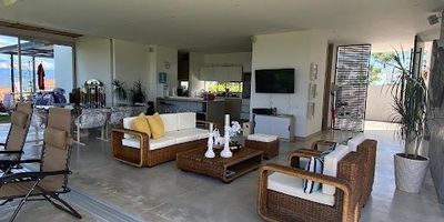 Casa campestre en Venta en la Vía Pereira - Cartago. Cuenta con un área de 338m2 construidos y 2267m2 de lote, 6 habitaciones, 5 baños, parqueaderos descubiertos 3, Cocina Integral, Sala-Comedor, Gas Domiciliario, Calentador a Gas, Zona de Ropas, Habitación del Servicio, Balcón, Terraza, Patio, Cuarto Útil, Estudio, Jacuzzi, Conjunto Cerrado, Vigilancia, Parqueadero Visitantes.