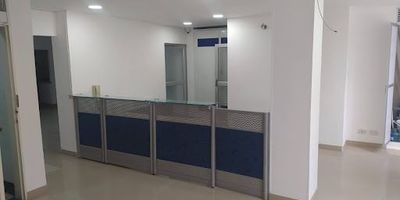 Para la venta amplia oficina en el Centro de Pereira, segundo piso, 89 mts, es todo un piso completo, tiene dos baños, una cocineta, deposito. Ya tiene el pago Anual del predial, Estrato 5 comercial.