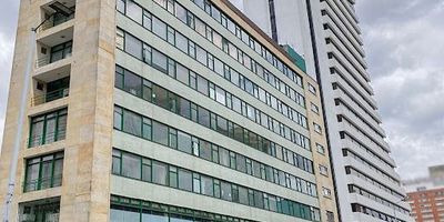 área de 280 metros con oficinas privadas divisiones cubículos y salón de reuniones. área independiente de cafetería batería de baños para hombres y mujeres  buenas vías de acceso.