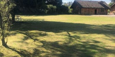 Casa campestre bellísima en medio de la  naturaleza,  donde se puede respirar el aire puro y observar en su totalidad la majestuosidad de la madre naturaleza, acogedora  del  buen vivir,  alejado de todos los  ruidos de ciudad. con caballerizas,  Arquitectura contemporánea, para disfrutar  tanto de su interior como exterior