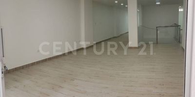 Este local comercial en Venta, ubicado en el corazón del centro de Sabaneta, es una joya en la ciudad. Con una ubicación privilegiada en una zona altamente transitada, este local es perfecto para aquellos que buscan un espacio para su negocio en una ubicación inmejorable.

El local cuenta con un piso en porcelanato, que le da un toque moderno y elegante. Además, cuenta con un baño, lo que lo hace ideal para una variedad de negocios. Ya sea que estés buscando un espacio para una tienda, un restaurante o una oficina, este local tiene todo lo que necesitas.

Además, la ubicación de este local es inmejorable. En el centro de Sabaneta, este local está rodeado de una gran cantidad de locales comerciales, restaurantes y oficinas. Y con fácil acceso a transporte público, este local es perfecto para aquellos que buscan comodidad y conveniencia.

En resumen, este local es una oportunidad única en Sabaneta. Con una ubicación privilegiada, un diseño moderno y elegante, y una variedad de usos posibles, este local es perfecto para aquellos que buscan un espacio para su negocio en una ubicación inmejorable. ¡No te pierdas esta oportunidad única!