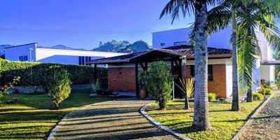 Casa campestre de 600m2 construidos y lote de 6.000 m2 en Combia, sector con cómodas vías de acceso, a pocos minutos de Pereira.. Cuenta con espacios amplios, excelente iluminación natural, hermosa vista, 2 niveles,  6 habitaciones, principal con vestier, 7 baños, terraza, balcón, patio y cocina integral, 