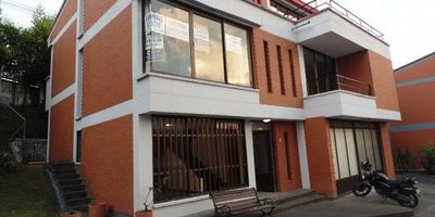 Casa de 347 m2 ubicada en uno de los sectores mas exclusivos de la ciudad, cuenta con 3 niveles, 4 habitaciones, 5 baños y 3 parqueaderos, esta en un muy buen estado, con excelentes vias de acceso.