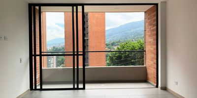 Apartaestudio en  arriendo en unidad cerrada entorno muy natural, campestre y tranquilo, con facil salida a vias principales y servicios complementarios. son 3 torres con Acabados modernos. Piso en porcelanato, sala comedor, estar de tv, 1 alcoba con baño privado, baño social, cocina integral abierta tipo americano, balcon y parqueadero cubierto. Unidad con piscina, jacuzzi, gym, turco, parque infantil, cancha de squash, zonas verdes, vigilancia 24horas, citofonia y circuito cerrado de tv. Inmuebles sujetos a verificación de disponibilidad.