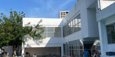 Amplio local paraextrenar  ubicado en el segundo piso del inmueble, con vista a la piscina que consta de amplio salón, 4 baños, un salón mas pequeño.
Ideal para gimnasio con cafetería,  Iglesia, entre otras.