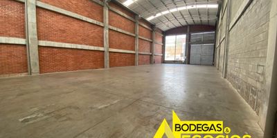 Bodega en unidad cerrada, puerta camión, primer piso, concreto reforzado, 10 mts de altura, 12 mts de ancho, energía 35 kva, vigilancia privada 7/2, precio mas administración.