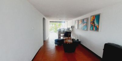 Codigo 433.  EXCELENTE UBICACION, CERCA A TODO Y LEJOS DEL RUIDO.IDEAL PARA FAMILIAS GRANDES. SPA, COLEGIOS. EMPRESAS O IPS. CASA DE TRES NIVELES CONSTA EL PRIMER DE PARQUEADERO CUBIERTO, SALA , COMEDOR,COCINA ,S EGUNDO PISO TRES HABITACIONES DOS BAÑOS Y NIVEL MENOS UNO PATIO Y BODEGA.