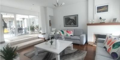 Venta casa en el Trébol, tiene 420m² y 500 metros de lote, terraza, balcón, zona de asados, parqueadero doble, alcoba del servicio, estudio, estar, zona verde. 3 alcobas principales, todas con closet y baño. Cuenta con acabados de lujo, clásicos, tiene vista y está ubicada en un conjunto exclusivo de la zona, portería canchas múltiples, salón social, seguridad privada, queda también cerca del transporte público, de Milán y del bantalllón, aun así, está en una sector campestre. 
