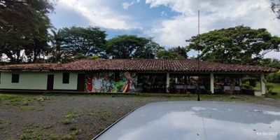 Gran oportunidad de inversión!!!  en Venta finca que en su actualidad funciona  restaurante de buen sabor y 27 años de tradición en Ginebra Valle , área total de 4.881 M2, consta de columnas cimientos vigas y zapatas pisos levantamiento de paredes tejas de barro redes eléctricas  y materiales en carpintería, kiosko en guadua y hoja de caña kiosco 2 en material, 2 amplias cocinas 3 baños, cuenta con lago de pesca terreno plano con excelente ubicación y con parqueo para hasta 15 carros, INFO FERNANDA BASTIDAS 3188759735