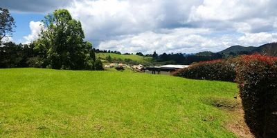 Lote ubicado en un sectores con gran valorización, en unidad cerrada. el lote cuenta con 3.648 m2, terreno semiplano con hermosa vista.