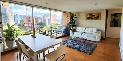 Apartamento en arriendo y venta en unidad cerrada, Facil acceso a la av principal, cerca a estacion del metro, rutas de transporte y parque. Entorno muy fresco y natural, tranquilo y poco flujo vehicular, transito de solo residentes. Piso en madera y ceramica, sala comedor, 3 alcobas con baño en la principal, cocina integral cerrada, balcon y parqueaderos lineales cubiertos. Unidad con ascensor, gym, vigilancia 24 horas, citofonia y circuito cerrado de tv. *Inmuebles sujetos a verificación de disponibilidad.*