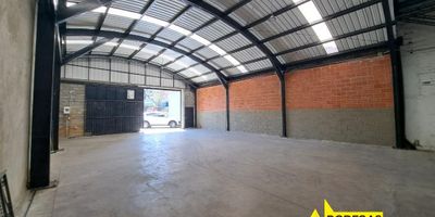 Bodega en primer nivel, 353 mts de Lote mas 100 mts de zona de parqueadero, con energía monofásica , con puerta camión, piso en concreto, altura libre de 6 mts, con buenas rutas de buses hacia diferentes zonas de la ciudad.