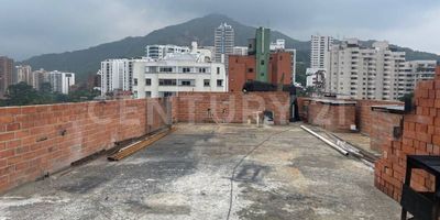 Descubre una oportunidad excepcional para tu negocio en el corazón del Peñón. Te presentamos este impresionante Roof Top en una ubicación estratégica, en una zona de gran desarrollo comercial en la ciudad.

El edificio Living in Peñon es un referente de rentas cortas con 20 apartasuites, que ha decidido potenciar el comercio en Cali al ofrecer el arriendo de su espectacular terraza para restaurantes, bares o discotecas.

Acceder a esta maravillosa terraza es un deleite en sí mismo, gracias al ascensor panorámico que te lleva a este espacio único en ambos sentidos. La terraza cuenta con todos los servicios públicos, contadores independientes y se entrega con techo, listo para que lo adaptes según las necesidades de tu negocio.

Con unas generosas dimensiones de 7,40 metros x 21,80 metros, tendrás un total de 161 metros cuadrados de espacio libre para materializar tus ideas y cautivar a tus clientes.

No dejes pasar esta oportunidad de oro. Sé parte del auge comercial en Cali y lleva tu negocio a nuevas alturas. ¡Contáctanos hoy mismo para conocer más detalles y reservar tu lugar en esta espectacular terraza!
