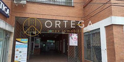 Local comercial en arriendo en el Centro de Bucaramanga, Santander. Este espacio interno de 30 m² construidos ofrece un ambiente funcional para su negocio. Cuenta con un baño y piso en tableta roja, e incluye servicios de agua y luz. Su ubicación estratégica en el barrio Centro facilita el acceso a clientes y servicios. Una opción práctica para establecer su actividad comercial en Bucaramanga. Para conocer más, contáctenos vía WhatsApp, o explore las opciones para que le contactemos y vea los teléfonos.