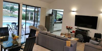 Para la Venta hermosa casa de 248mts en lote de 1960mts en el sector de Combia a 5 mins del crucero. Tiene 3 cuartos cada uno con aire acondicionado y baño, cuarto de la empleada con baño, cuarto principal con Vestier. Sala comedor, zona de tv, Cocina integral, zona de ropas.
Tambien tiene piscina y kiosco con BBQ.  El lote tiene cerramiento en malla y 40 arboles frutales. Parqueadero cubierto para 2 carros y descubierto para 15.
