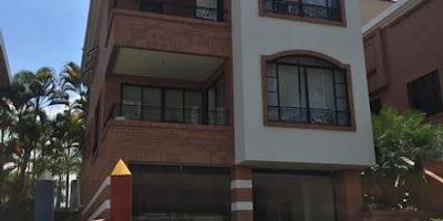 Casa en Venta en Pinares - Pereira. Cuenta con un área de 450m2, 5 habitaciones, 5 baños, parqueaderos cubiertos: 4, parqueaderos descubiertos: 2, Cocina Integral, Sala y Comedor Independientes, Gas Domiciliario, Calentador a Gas, Zona de Ropas, Habitación del Servicio, Balcón, Terraza, Patio, Cuarto Útil, Estudio, Biblioteca, Jacuzzi, Conjunto Cerrado, Vigilancia, Salon Social, Parqueadero Visitantes, Jardines, Zona BBQ, Shut Basuras, Planta Eléctrica, Antejardín.