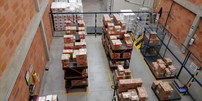 Se vende bodega en Girón, Santander, ubicada en el Centro Industrial y Logístico San Jorge, barrio UB SAN JORGE. Esta propiedad cuenta con 480 m² de área construida y privada, ideal para sus operaciones. Dispone de 4 baños y 5 parqueaderos. Situada estratégicamente en la Autopista km 7 Anillo Vial Girón-Floridablanca, ofrece excelente acceso. La bodega incluye mezanine y actualmente se encuentra rentando $8.500.000 mensuales, siendo una atractiva oportunidad de inversión en Girón. Para más detalles o coordinar una visita, puede contactarnos por WhatsApp, solicitar que le contactemos o ver nuestros teléfonos.