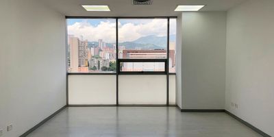 Oficina en arriendo en edificio empresarial en el sector conocido como la milla del billón sobre la av las vegas cerca al transito de envigado y a escasas tres cuadras de servicios complementarios del cc mayorca, estación del metro y rutas de transporte publico. Piso en madera, un espacio, baño privado, cocineta, cableado de red, techo cielo raso, aire acondicionado privado, y parqueadero cubierto. Edificación con acabados modernos, ascensor, auditorio para 80 personas, vigilancia 24 horas, citofonia y circuito cerrado de tv, parking visitantes sin costo. *Inmuebles sujetos a verificación de disponibilidad.*