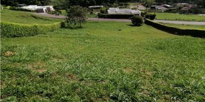 Espectacular lote campestre de 1.916 m²,  disponible para la venta, ubicado en conjunto cerrado con espectaculares areas sociales distribuidas en Portería, salón social, parque de juegos infantiles, piscina, cancha de futbol, cancha de tenis, cancha de voleibol.
