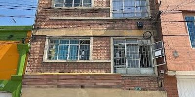 Descubra una oportunidad de inversión sin igual en el impresionante Edificio Ricaurte. Este majestuoso edificio de 5pisos ofrece una rentabilidad excepcional. Con un local en el primer piso y 8 apartamentos distribuidos en los siguientes tres pisos, incluyendo opciones de 2habitaciones y 1habitación, este inmueble garantiza versatilidad y comodidad. Cada piso cuenta con 2apartamentos con vistas internas y externas, mientras que las cocinas sencillas añaden practicidad sin comprometer el estilo. ¡Aproveche esta oportunidad de inversión única yhaga realidad sus sueños inmobiliarios!